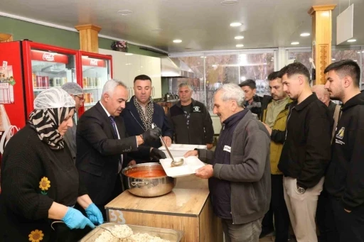 Oltu Belediyesi g&uuml;nl&uuml;k 500 kişiye iftar yemeği veriyor
