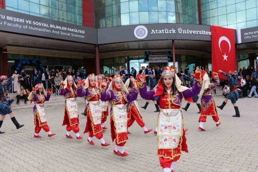 Oltu&rsquo;da &uuml;niversitelilerin mezuniyet coşkusu
