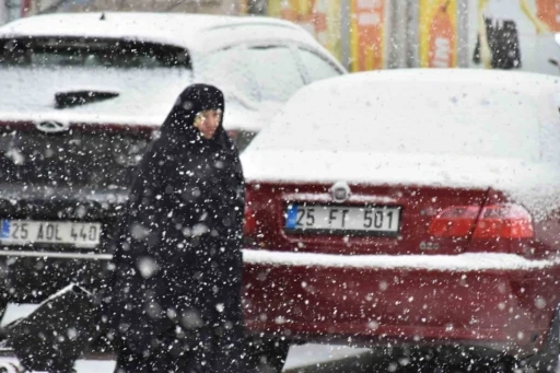 Oltu il&ccedil;e merkezine mevsimin ilk karı d&uuml;şt&uuml;
