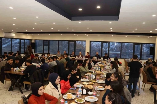 Oltu Kaymakamı’ndan öğrencilere iftar
