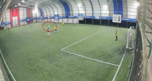 &Ouml;l&uuml;m halı sahada futbol oynarken yakaladı
