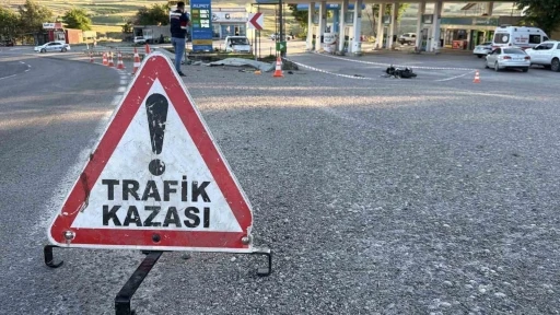 &Ouml;l&uuml;m virajında motosiklet takla attı: 1 &ouml;l&uuml;
