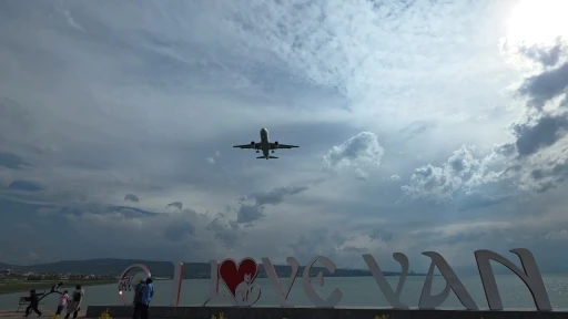 Olumsuz hava şartları nedeniyle Erzurum&rsquo;a y&ouml;nlendirilen u&ccedil;ak, r&ouml;tarlı olarak Van&rsquo;a indi

