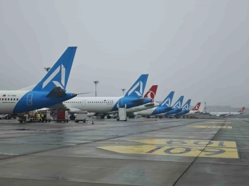 Olumsuz hava şartlarına rağmen İGA İstanbul Havalimanı&rsquo;nda operasyonlar devam ediyor
