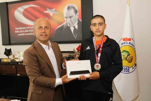 Olurlu gen&ccedil; pehlivana Başkan Erg&uuml;n&rsquo;den tam destek
