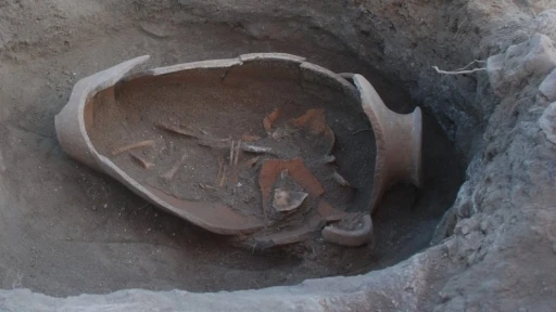 Oluz H&ouml;y&uuml;k&rsquo;te Fenikelilerin izine rastlandı: İnsan başlı cam boncuklar ve k&uuml;pten bebek mezarları bulundu
