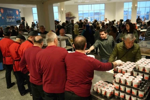 OM&Uuml;&rsquo;de 2 bin kişi aynı iftar sofrasında buluştu
