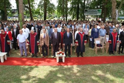OM&Uuml;&rsquo;de mezuniyet sevinci
