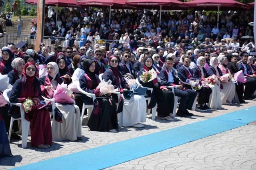 OM&Uuml; İlahiyat Fak&uuml;ltesi&rsquo;nde mezuniyet heyecanı
