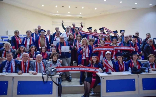 OMÜ Tıp Fakültesi’nin 1990 mezunları 35 yıl sonra aynı amfide buluştu
