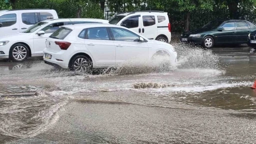 On dakika yağdı, yollar g&ouml;le d&ouml;nd&uuml;
