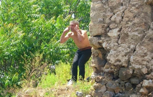 &Ouml;nce anıta ardından tarihi surlara &ccedil;ıktı, karnı acıkınca &ccedil;orbayla ikna edildi
