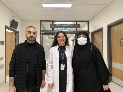 &Ouml;nce bebeğini doğurdu sonra eşine can oldu: "B&ouml;breğimi verdim, kalbim bile olsa veririm"
