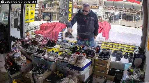 &Ouml;nce beğendi ardından poşete koyup &ccedil;aldı
