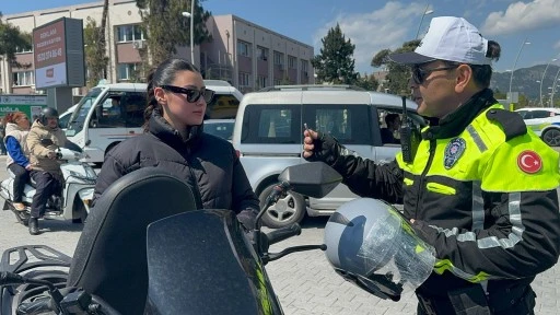 MARMARİS'TE KASK TAKMAYANLARA CEZA VE HEDİYE
