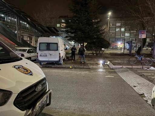 &Ouml;nce kıyafetlerine laf etti, sonra bı&ccedil;akladı: 3 yaralı
