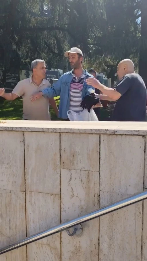 Önce küfürler, sonra yumruklar havada uçuştu
