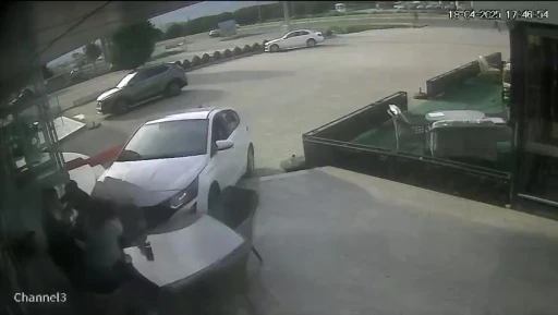 Önce motosiklet ile çarpıştı sonra mağazaya daldı
