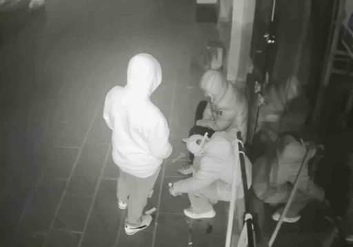 &Ouml;nce sigara i&ccedil;tiler, sonra sakin sakin d&uuml;kkanı soydular
