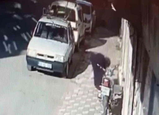&Ouml;nce takip etti, ardından yere d&uuml;şen parayı alıp kayıplara karıştı: O anlar kamerada
