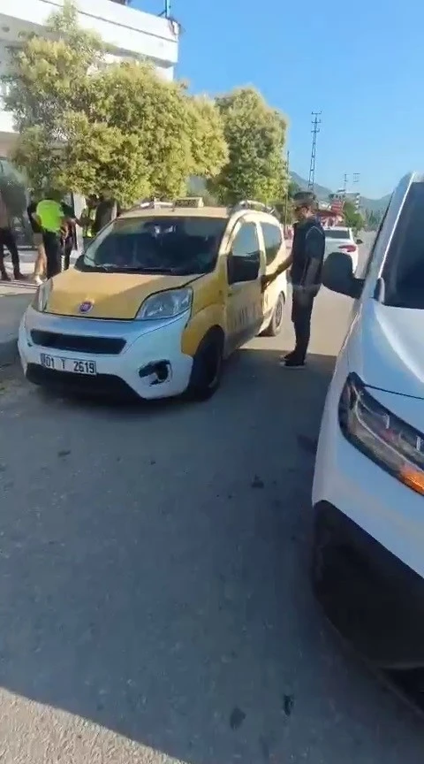 &Ouml;nc&uuml; eşliğinde ticari taksiyle g&ouml;&ccedil;men ka&ccedil;ırırken polise yakalandılar
