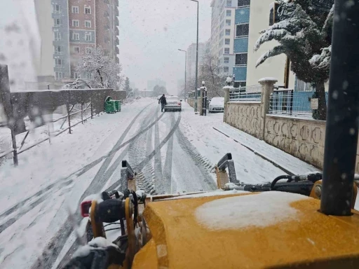 Onikişubat Belediyesi karla m&uuml;cadelede tam teyakkuzda
