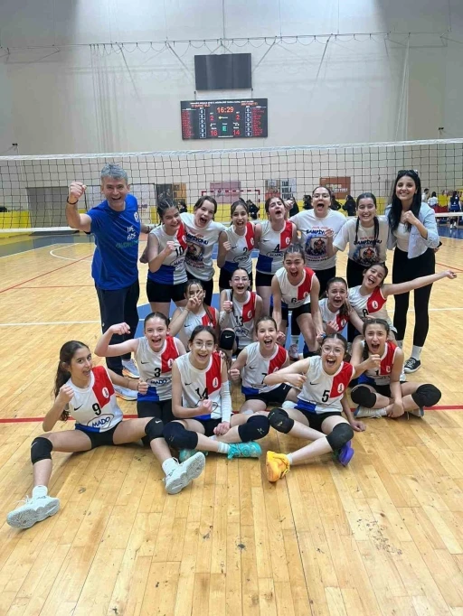 Onikişubat Belediyespor Midi Kız Voleybol Takımı T&uuml;rkiye Şampiyonası yolunda
