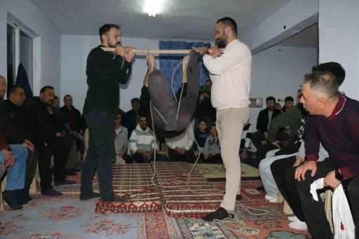 Onlarca k&ouml;yl&uuml; bir araya geldi, geleneksel orta oyunları kahkahaya boğdu
