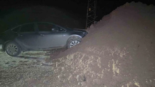 &Ouml;nlem alınmadan yola d&ouml;k&uuml;len toprak yığını gece karanlığında kazaya neden oldu
