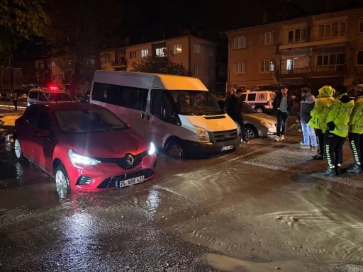 &Ouml;nlem alınmadı, yağmurda &ccedil;&ouml;ken yolda ara&ccedil;lar &ccedil;ukura girdi
