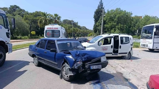 Önünde seyreden araca arkadan çarptı, o anlar güvenlik kamerasına yansıdı
