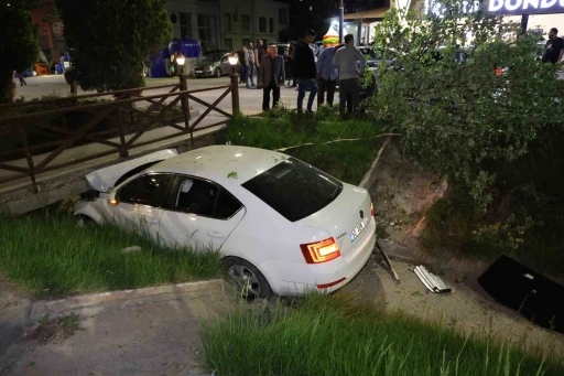 Önündeki araca çarpan otomobil su kanalındaki köprüye saplandı: 2 yaralı
