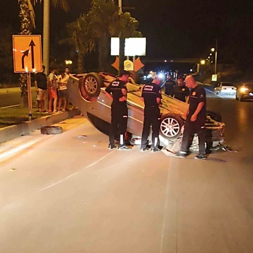 &Ouml;n&uuml;ndeki motosiklete &ccedil;arpmamak i&ccedil;in direksiyonu kırdı, takla attı
