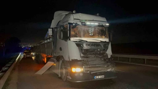 Önündeki tıra çarpan demir yüklü tırın sürücüsü yaralandı
