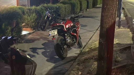 &Ouml;n&uuml;ne k&ouml;pek fırlayan motosikletli, kaza yapıp kendi &ccedil;ağırdığı ambulansı reddetti
