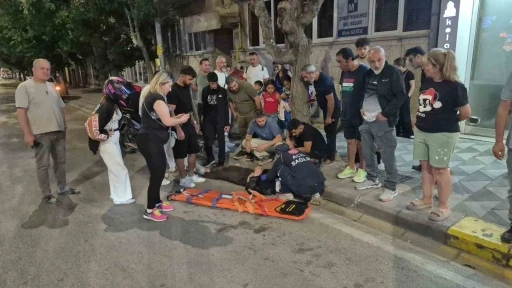 &Ouml;n&uuml;n&uuml; kaldırdıkları bisikletleri ile seyreden &ccedil;ocuklara &ccedil;arpmamaya &ccedil;alışırken yaralandı

