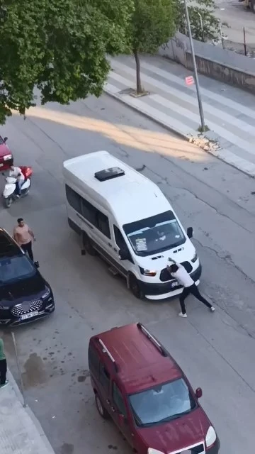 &Ouml;n&uuml;n&uuml; kestiği yolcu minib&uuml;s&uuml;n&uuml; yumrukladı
