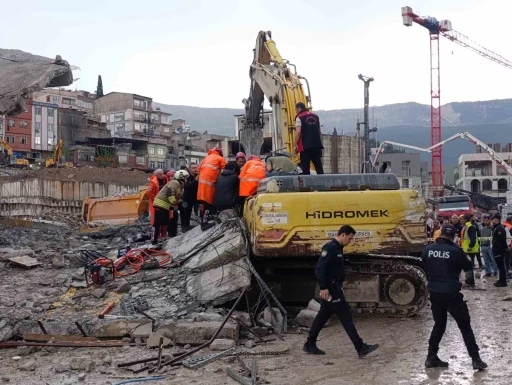 Operat&ouml;r enkaz altında kaldı: 1 yaralı
