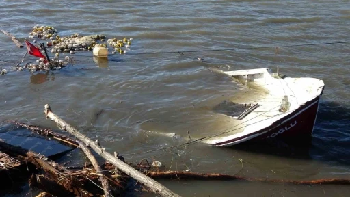 Ordu&rsquo;da denizdeki fırtına hayatı fel&ccedil; etti: Dalgalar evlere zarar verdi, balık&ccedil;ı teknesi par&ccedil;alandı
