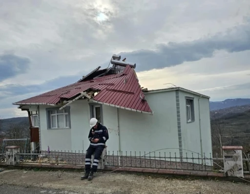 Ordu&rsquo;da fırtına nedeniyle &ccedil;atı u&ccedil;tu, ağa&ccedil; devrildi
