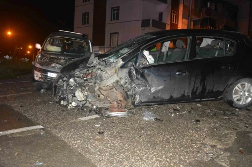 Ordu&rsquo;da hafif ticari ara&ccedil; ile otomobil kafa kafaya &ccedil;arpıştı: 1 &ouml;l&uuml;, 4 yaralı
