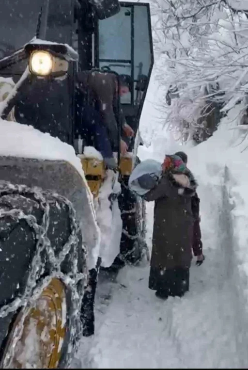 Ordu&rsquo;da hastalanan bebek, kardan kapanan yolda iş makinesi ile taşındı
