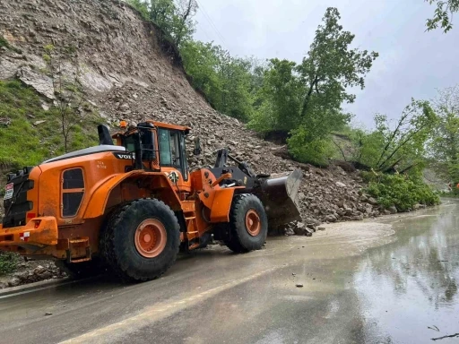 Ordu&rsquo;da heyelan nedeniyle kısmen kapanan yol ulaşıma a&ccedil;ıldı
