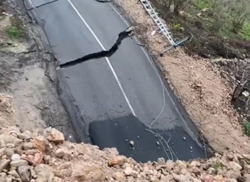 Ordu&rsquo;da heyelan nedeniyle yol ulaşıma kapandı
