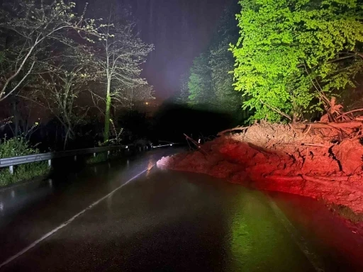 Ordu&rsquo;da heyelan nedeniyle yol ulaşıma kapandı
