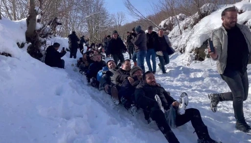 Ordu&rsquo;da kar yağışı eğlenceye d&ouml;n&uuml;şt&uuml;: 150 kişi aynı anda kaymaya &ccedil;alıştı
