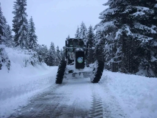 Ordu&rsquo;da karla m&uuml;cadele: 134 mahalle yolu ile 15 hasta ve 7 cenazeye m&uuml;dahale edildi
