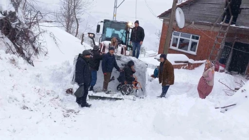 Ordu&rsquo;da karla m&uuml;cadele s&uuml;r&uuml;yor
