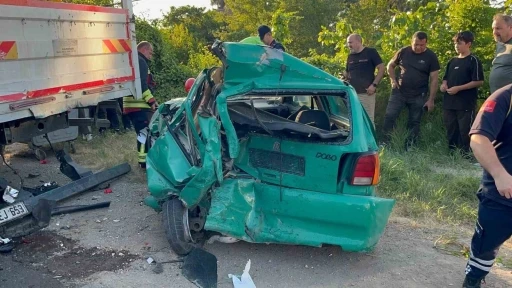 Ordu&rsquo;da minib&uuml;s park halindeki ara&ccedil;lara &ccedil;arptı: 3 yaralı
