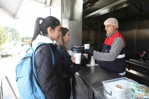 Ordu&rsquo;da &uuml;niversite &ouml;ğrencilerine sıcak &ccedil;orba ikramı
